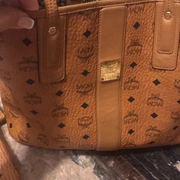 Authentic MCM extra large beautiful handbag - Picture 4 of 10